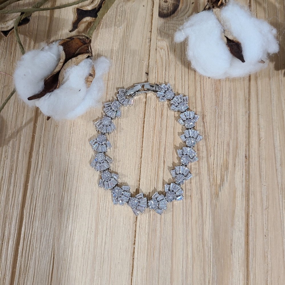 🩶🩶NEW🩶🩶EXQUISITE!! CZ BRACELET IN SILVER 🩶🩶 - Picture 9 of 16